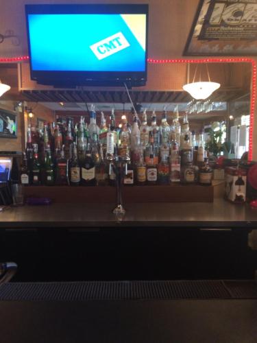 een bar met veel flessen alcohol bij Spring Villa Hotel in Harrison Hot Springs