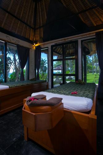 Postel nebo postele na pokoji v ubytování Holiday Resort Lombok