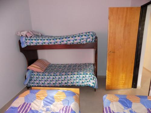 Tempat tidur susun dalam kamar di Cabañas Plaza Norte