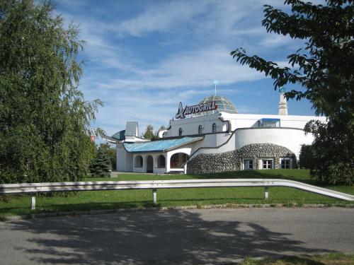 een wit gebouw met een koepel erop bij Seminarhotel Göttlesbrunn in Göttlesbrunn