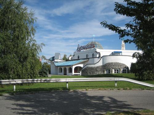 Un bâtiment blanc avec un dôme en haut dans l'établissement Seminarhotel Göttlesbrunn, à Göttlesbrunn