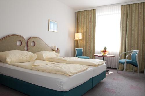 Tempat tidur dalam kamar di Seminarhotel Göttlesbrunn