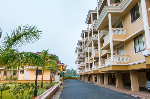 an empty street in front of a building at Calvin's Retreat in Varca