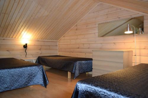 Un pat sau paturi într-o cameră la Kilpisjärven Tunturimajat