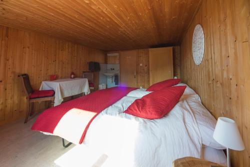 Postel nebo postele na pokoji v ubytování Gästehaus Alpina in Fanas