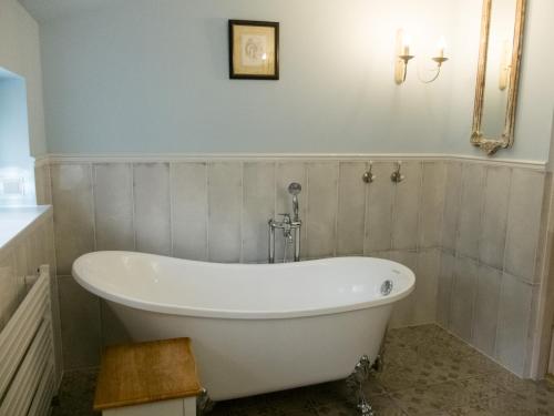 Narewka的住宿－Willa Gruszki，浴室内设有一个白色浴缸