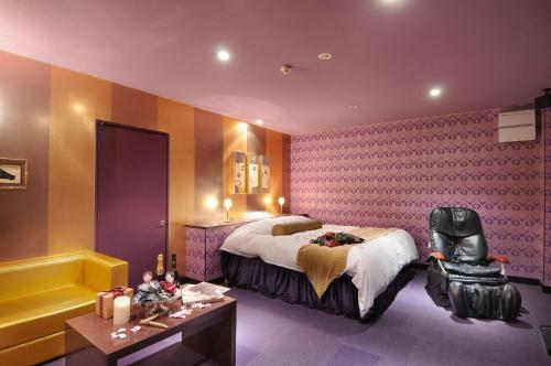 een slaapkamer met een groot bed met roze muren bij Magical Pumpkin Secret Garden leisure hotel in Okayama