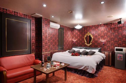 En eller flere senge i et værelse på ホテル 魔法のパンプキン ザ スイートガーデン 岡山 -大人専用-