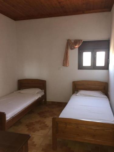 1 dormitorio con 2 camas y ventana en Princess Studios, en Afiartis