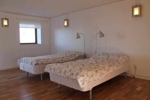 FågelmaraにあるStålemara Gård Prutgåsenのベッド2台と窓が備わる客室です。