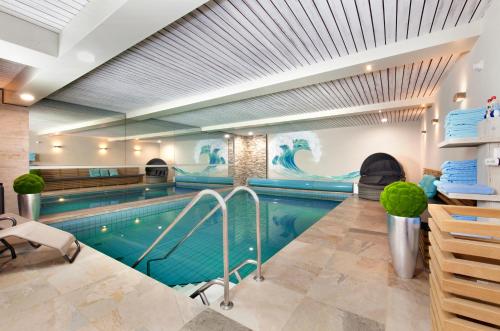 une piscine avec une grande piscine dans l'établissement Hotel Hagnauer Seeperle, à Hagnau am Bodensee