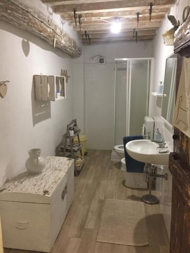 uma casa de banho com um lavatório e um WC em Fattoria Amelia em Santa Caterina