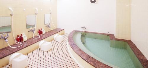 y baño con bañera, aseo y bañera. en Leo Plaza Hotel en Sasebo