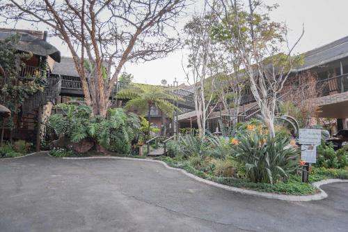 a garden with flowers and plants in front of a building at Big 5 Guest House Witbank in Witbank