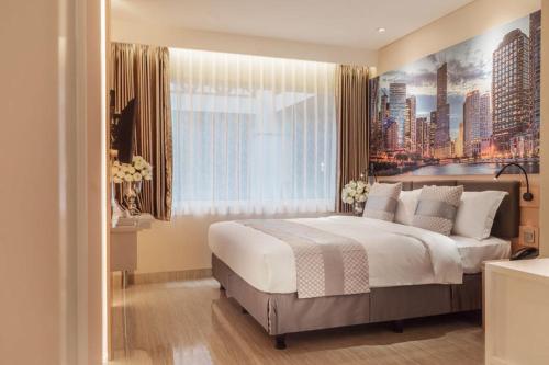 ein Schlafzimmer mit einem großen Bett und einer Skyline der Stadt in der Unterkunft Grand Viveana in Bandung