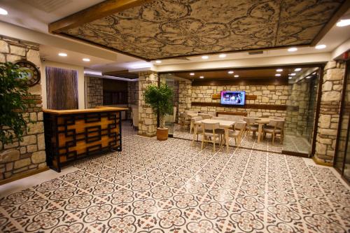 Televisyen dan/atau pusat hiburan di Gelibolu Taş Konak Hotel