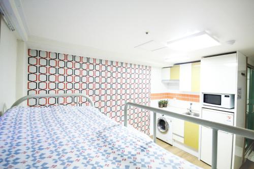 Una pequeña cocina con una cama en una habitación en Zaza Backpackers hostel en Seúl