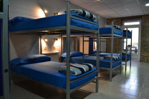 Двухъярусная кровать или двухъярусные кровати в номере Albergue Valle del Nonaya