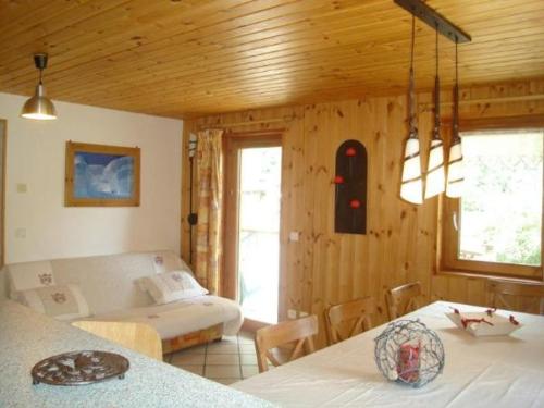 ein Wohnzimmer mit einem Sofa und einem Tisch in einem Haus in der Unterkunft Le Tchou in Bonneval-sur-Arc