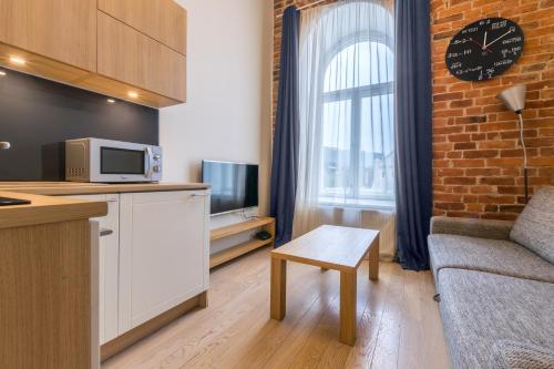 kuchnia i salon z ceglaną ścianą w obiekcie Stay Apartments 14 w Tallinnie