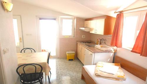 Kuchyň nebo kuchyňský kout v ubytování Apartments Depandanse Bonaca
