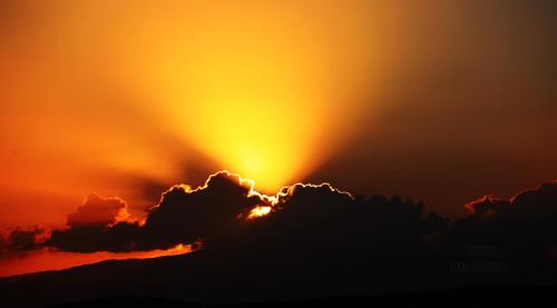 an image of the setting sun behind clouds at Villa Quinta da Violeta in Loulé