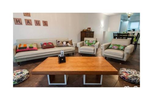 a living room with couches and a coffee table at Casa Ba Haus in Puerto Pirámides