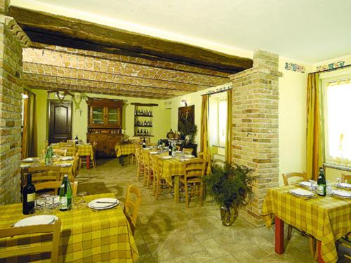 MangoにあるAgriturismo Cascina Anrìのレンガの壁のレストラン