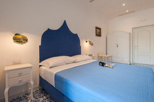En eller flere senge i et værelse på Surriento Suites