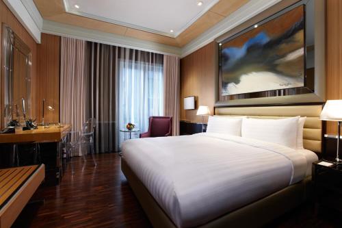 Habitación de hotel con cama grande y escritorio. en Hotel Eclat Taipei, en Taipéi