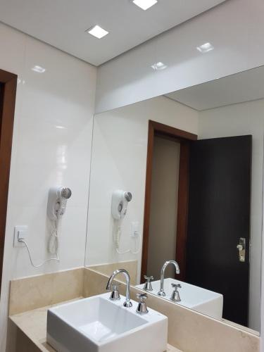 a bathroom with two sinks and a large mirror at Mirante Hotel in Ouro Preto