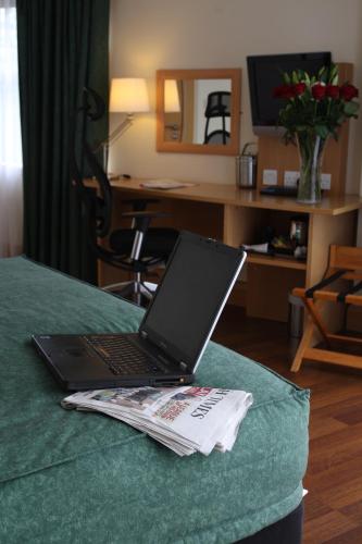 Televisyen dan/atau pusat hiburan di Station House Hotel Letterkenny
