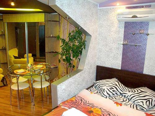 ヘルソンにあるTiraspolskaya Apartments Studio Centerのベッドルーム1室(ベッド1台、テーブル、椅子付)