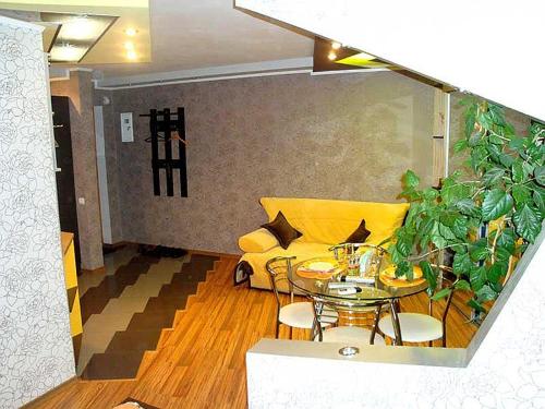 ヘルソンにあるTiraspolskaya Apartments Studio Centerのリビングルーム(黄色のソファ、ガラスのテーブル付)