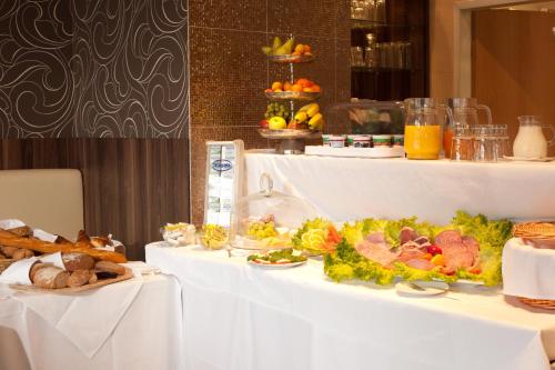 twee tafels met borden eten erop bij Arena an der Friedberger Warte in Frankfurt am Main