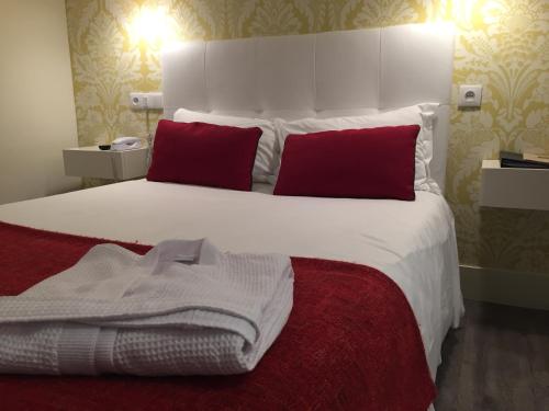 Postel nebo postele na pokoji v ubytování Hotel Dauphin