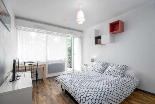 une chambre avec un lit, un bureau et une fenêtre dans l'établissement Bayonne et Anglet à pied - Terrasse bois privative, à Anglet