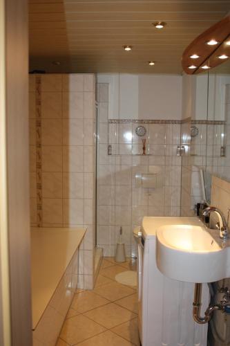 een badkamer met een wastafel en een douche bij Privatzimmer San in Ringsheim
