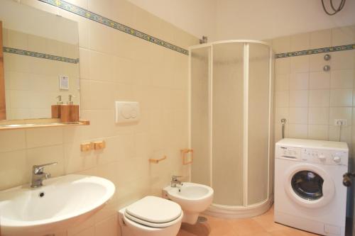 A bathroom at Casa della Marina - beach, seaview, wifi