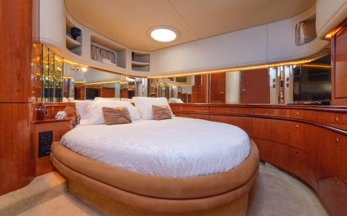 ein großes Bett in der Mitte eines Bootes in der Unterkunft Luxury Yacht Hotel in Gibraltar