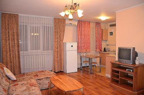 ヘルソンにあるTiraspolskaya Street Apartmentsのキッチン、リビングルームが備わります。