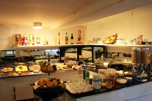 a kitchen with a buffet of food in a restaurant at Hotel Nüller Hof in Wuppertal