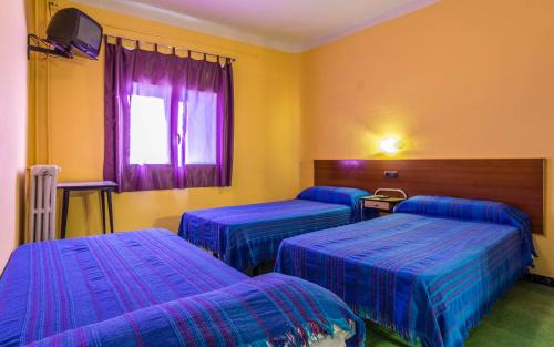 Katil atau katil-katil dalam bilik di Hostal Urgell