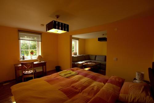 een slaapkamer met een bed en een woonkamer bij Virulase Holiday Home in Toila