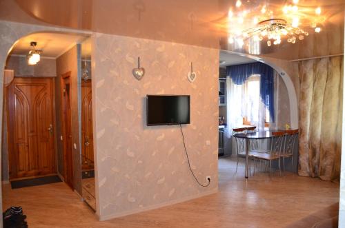 ヘルソンにあるTiraspolskaya Park Apartmentsのリビングルーム(壁にテレビ付)