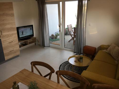 TV a/nebo společenská místnost v ubytování Apartmán Dunajky