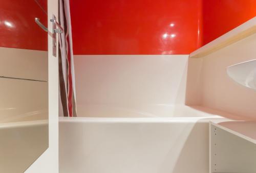 - une armoire blanche avec lavabo dans la salle de bains dans l'établissement Studio Belles Challes, à Arc 1800