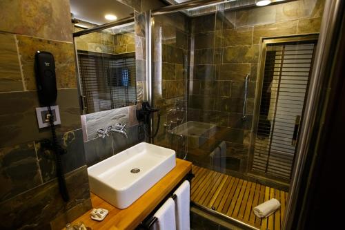 Bilik mandi di Gelibolu Taş Konak Hotel