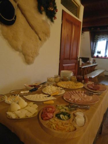 un tavolo con molti piatti di cibo sopra di Penzion Deny a Ždiar