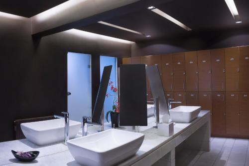 Koupelna v ubytování Esperos Palace Luxury & Spa Hotel